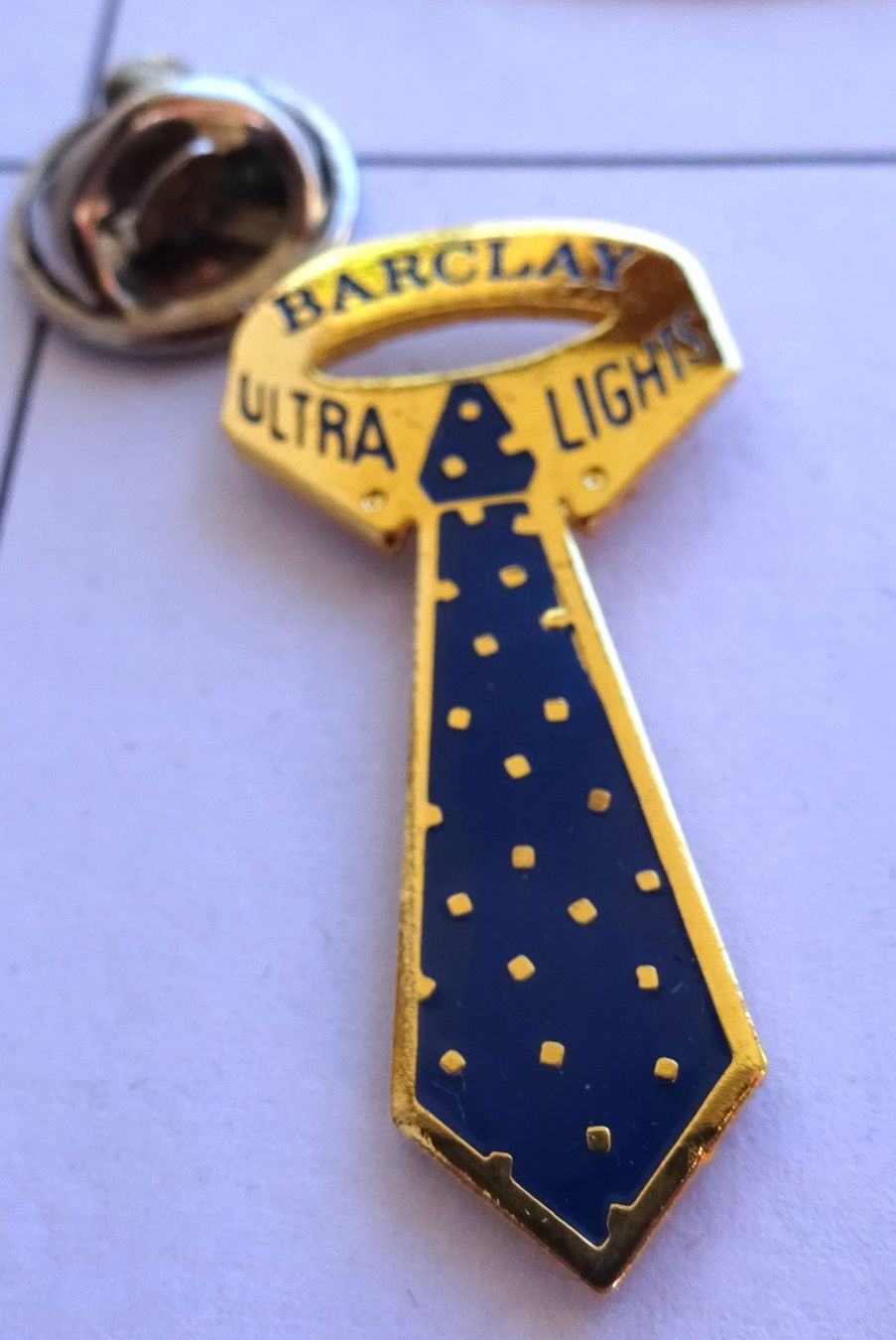 Placchette & Badge: Pin BARCLAY Ulta Lights  Krawatte – Usato da Utzenstorf venduto da BUtter81