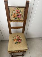 Antiker Holzstuhl mit Blumenstickerei