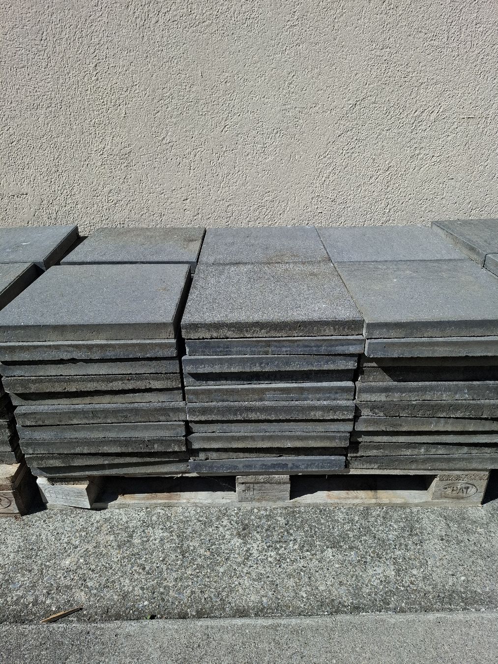 Bodenbeläge: Kunststeinplatten 40cm x 40cm – Gebraucht aus Uttigen von hol_y9ty 1