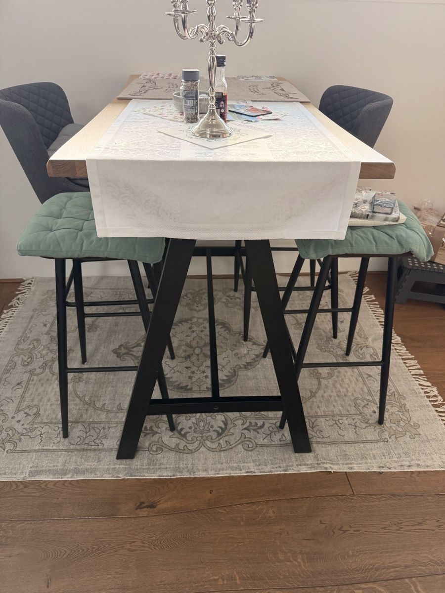 Set di tavolo e panche: Hochtisch / Bartisch mit  4 Hochstühlen neuw. – Usato da Root venduto da Aleole