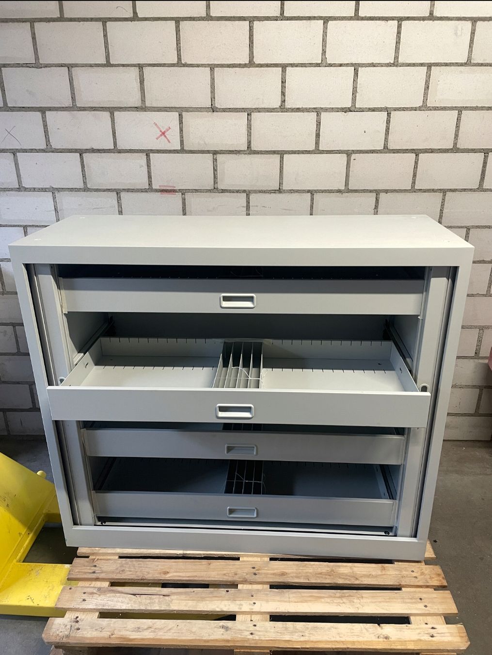 Armadi: Metallschrank mit Rolladentüren – Usato da Emmenbrücke venduto da Gzl-94 3
