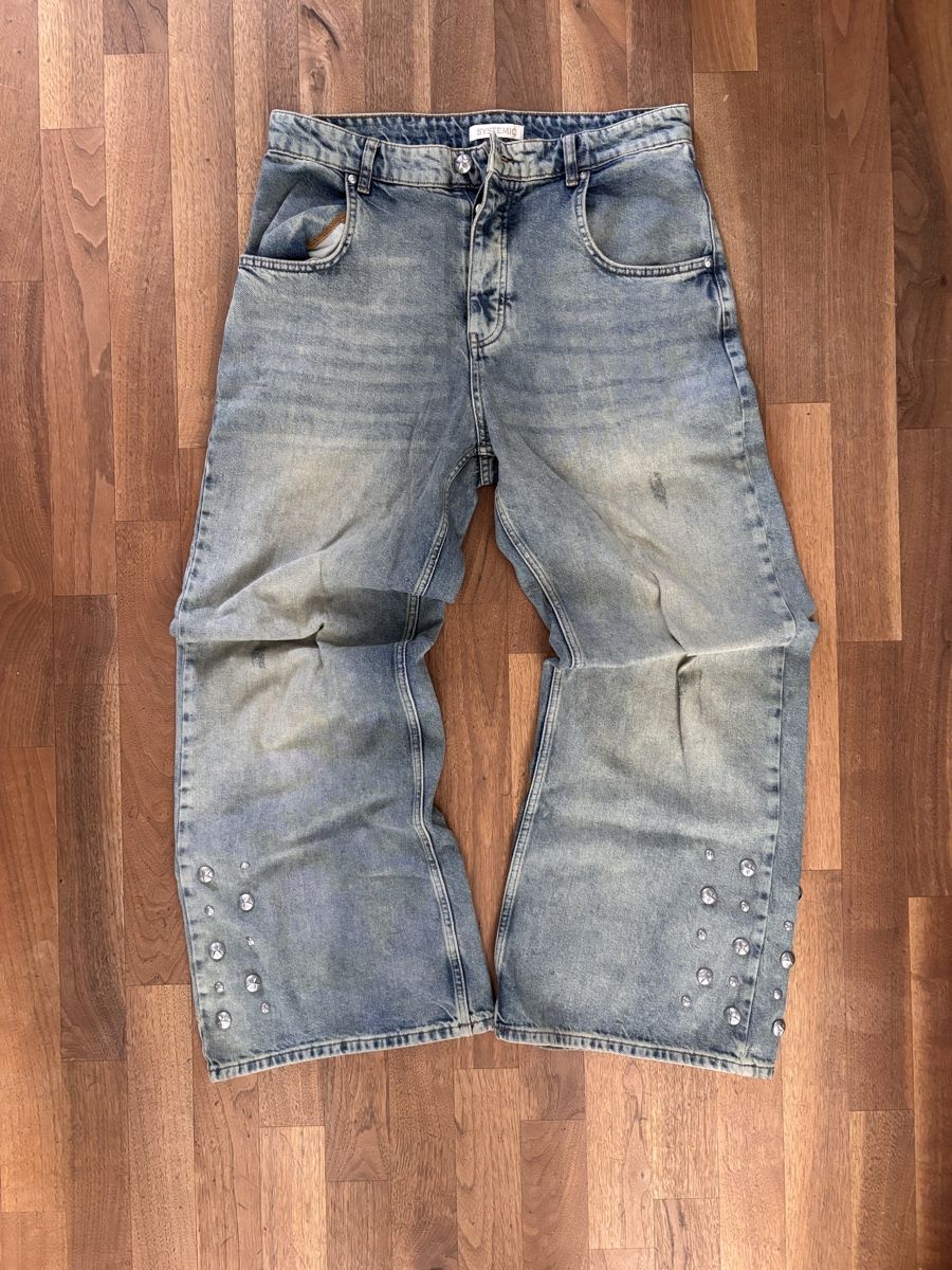 Jeans: Systemic Jeans Gr.L, Wide Leg, hellblau mit Applikationen – Nuovo (secondo la descrizione) da Rubigen venduto da Levin.shop