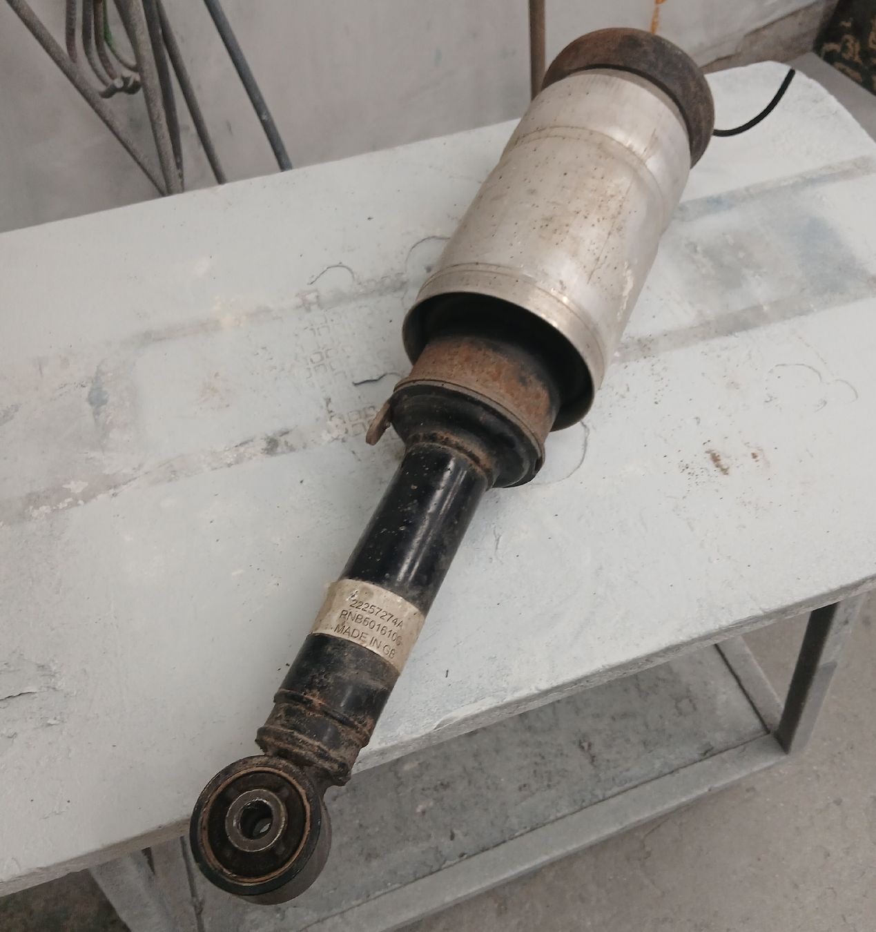 Land Rover Tutti pezzi di ricambio auto: Amortisseur avant Range Rover L320  – Usato da la heutte venduto da Auto-stock