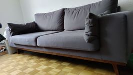 Gemütliches graues Sofa mit Holzfüssen von Micasa