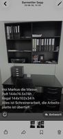 Pult mit Wandgestell und Bürostuhl