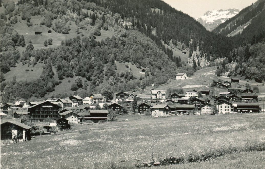 Cartes postales: Klosters - Dorf  GR        um  1945 – D'occasion à Brig par Valcards54