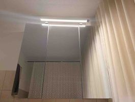 Badezimmerspiegelschrank mit Beleuchtung akzeptabel