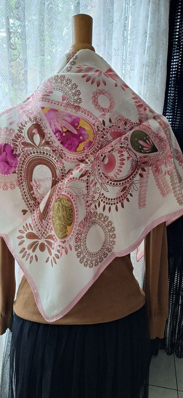 Foulard & Sciarpe: Foulard Vintage en soie – Usato da St-Triphon venduto da Jldr0 1