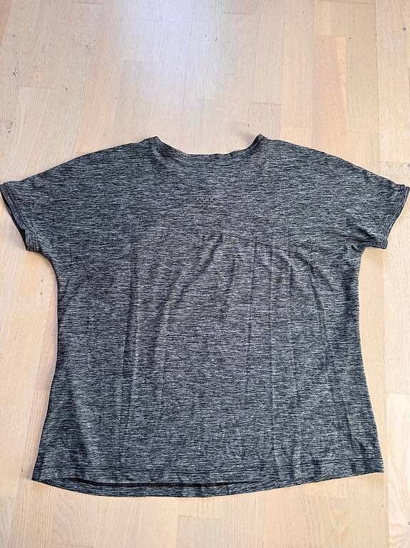 T-Shirts: Graues Sportshirt – Gebraucht aus Arlesheim von dan_vv9f 1