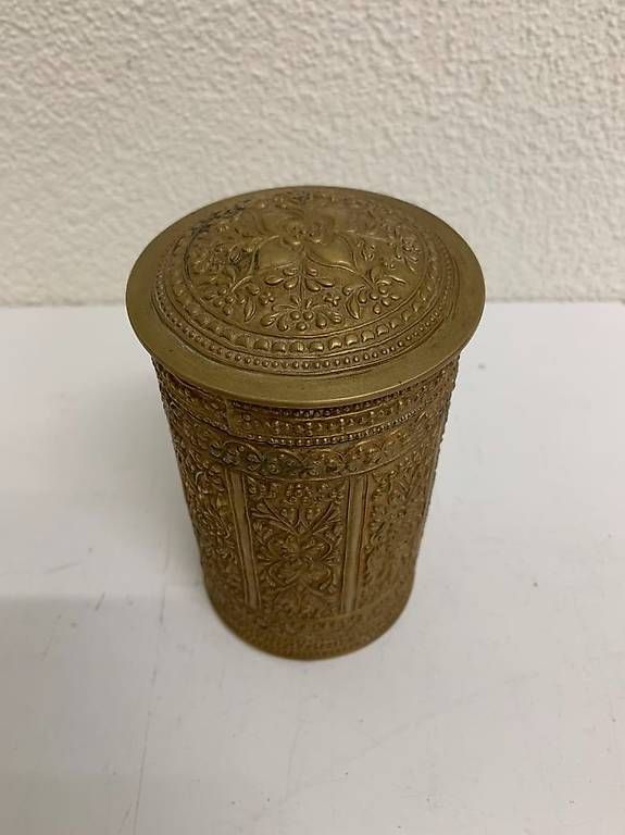 Tutte le decorazioni: Antike Indische Messingdose mit floralem Reliefdekor – Usato da Obernau venduto da Arche_Noah_Brocki