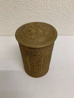 Antike Indische Messingdose mit floralem Reliefdekor