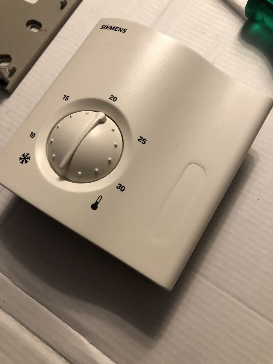 Siemens Interruttori: Siemens Raumthermostat Neuwertig – Nuovo (secondo la descrizione) da Vogelsang AG venduto da villa9 1