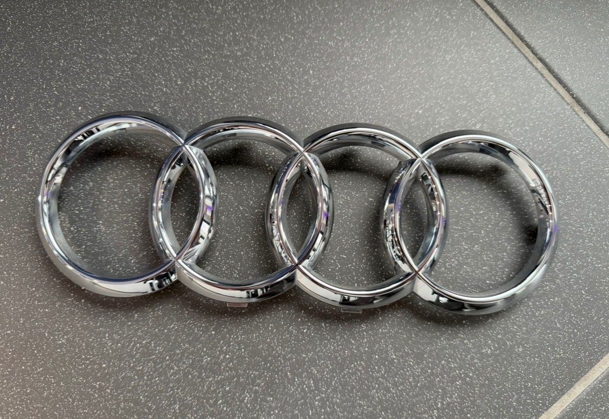 Audi Tutti pezzi di ricambio auto: Original Audi Emblem Kühlergrill vorne Chrom – Usato da Unterendingen venduto da Nico166