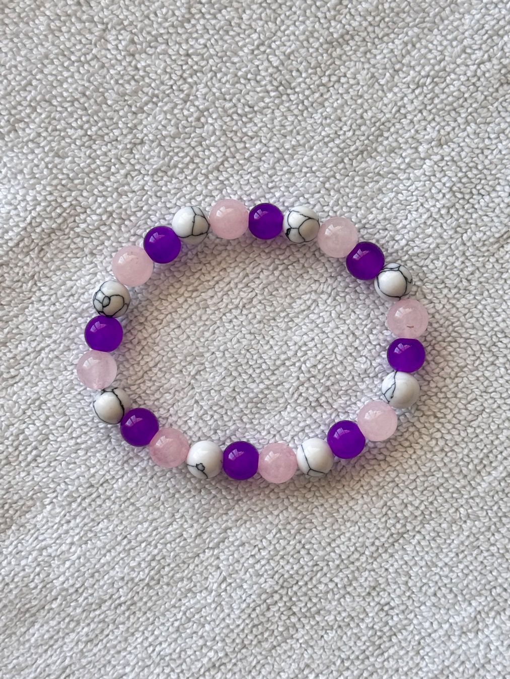 Bracciali & Braccialetti: Perlenarmband elastisch violett weiss rosa – Nuovo e nell'imballaggio originale da Weinfelden venduto da Edelgy