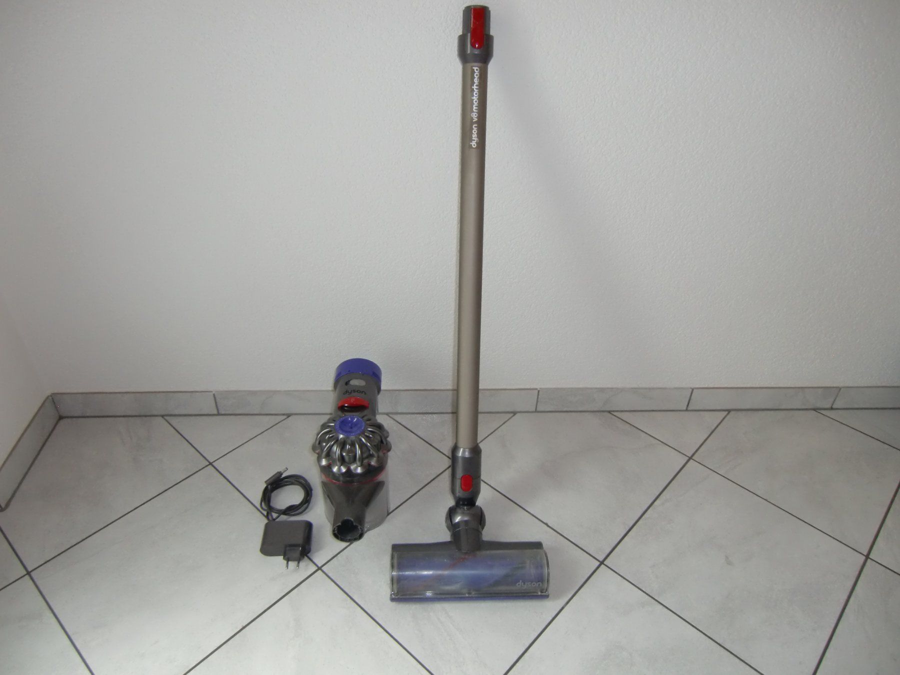 Dyson Aspirateurs & Accessoires: Dyson Staubsauger v8 – Défectueux à Balsthal par Beware