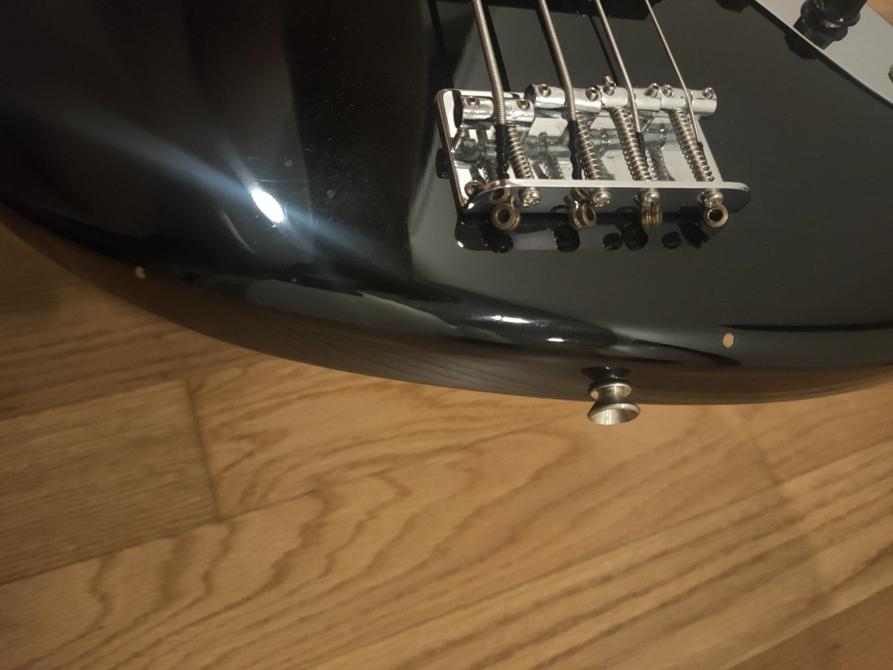 Squier Strumenti musicali: Fender Squier Jazz Bass mit Ständer & Hülle – Usato da Zürich venduto da sim_cjt7 6