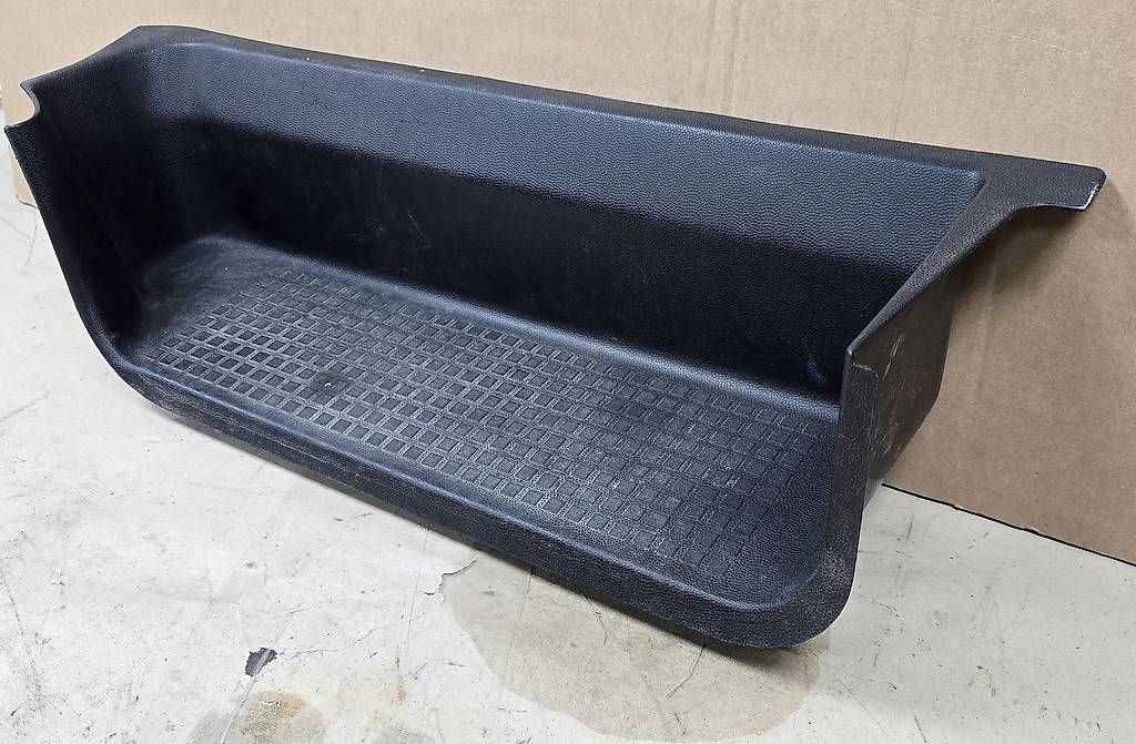 Volkswagen Tutti pezzi di ricambio auto: VW T4 Einstieg Trittstufeneinsatz links Tritt schwarz – Usato da Schaffhausen venduto da Parg86 1