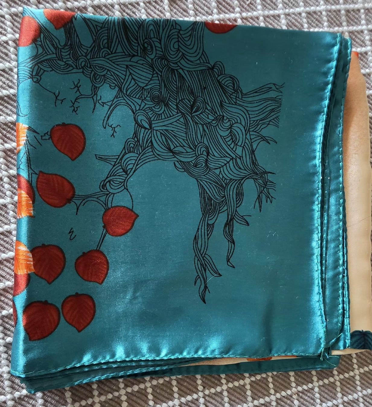 Foulards, Tücher & Schals: Grand carré en polyester satiné brillant. – Neu (gemäss Beschreibung) aus Pully von fat_9y8g 1