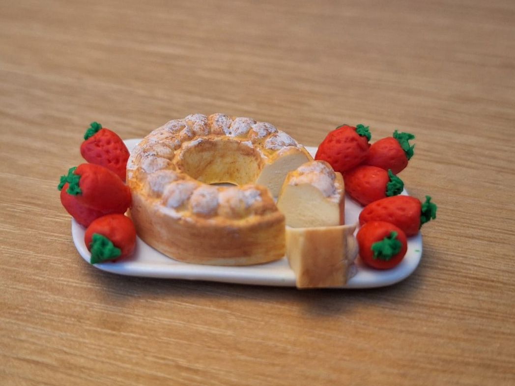 Case e mobili per bambole: Handmade Gugelhupf mit Erdbeeren – Nuovo (secondo la descrizione) da Zürich venduto da HandmadeTinyFood 2