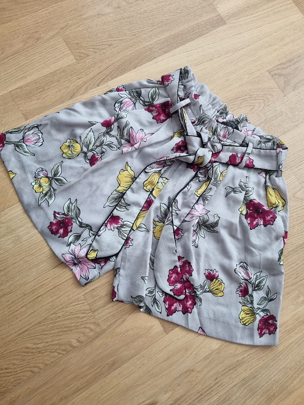 Zara Pantaloni: Weiche Blumen Shorts – Usato da Pfaffnau venduto da Liz6264