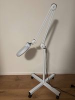 Lupenlampe mit Rollen