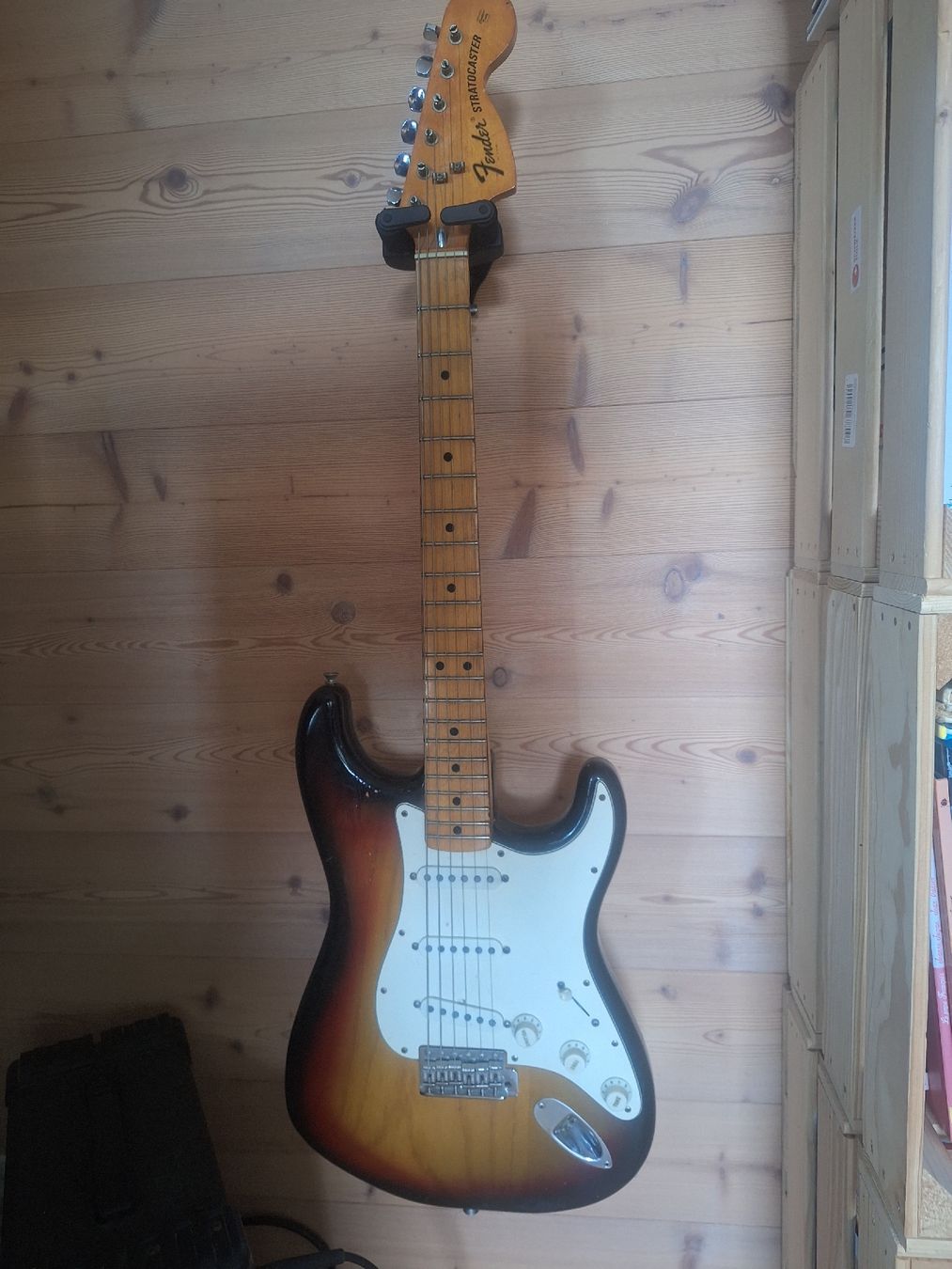 Fender Strumenti musicali: Fender Stratocaster sunburst 1975 – Usato da Le Sentier venduto da shuck