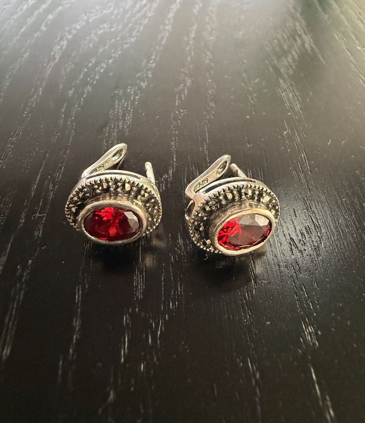 Autres bijoux: Ein silberner Ring und Ohrringe mit Granaten. – D'occasion à Mettmenstetten par Georginax 4