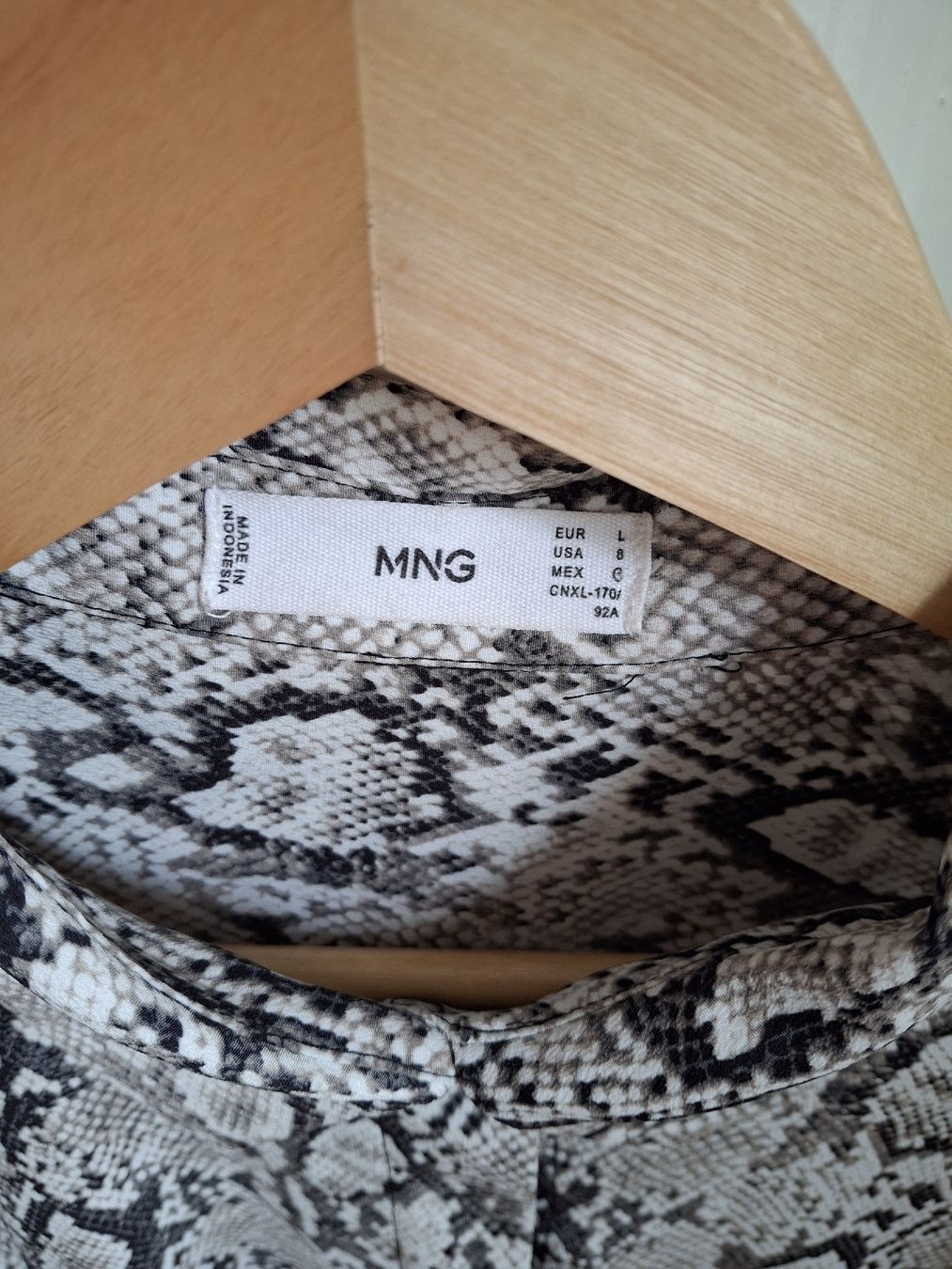 Mango Blusen: Chemisier Mango motif serpent – Gebraucht aus Lausanne von Cognitia 1