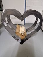 Holzaufbewahrung in Herzform