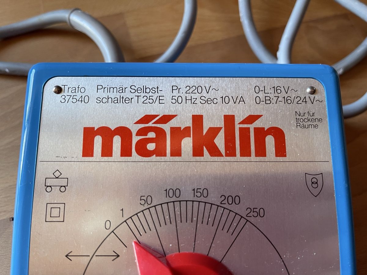 Märklin Modellini di ferrovie: Blauer Trafo Märklin 37540 – Usato da Wünnewil venduto da SpaceMouse 1