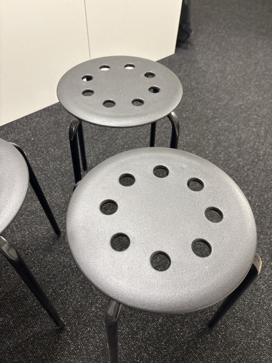 Ikea Sgabelli: 8 Hocker stapelbar Schwarz matt – Usato da Starrkirch-Wil venduto da caine87 1