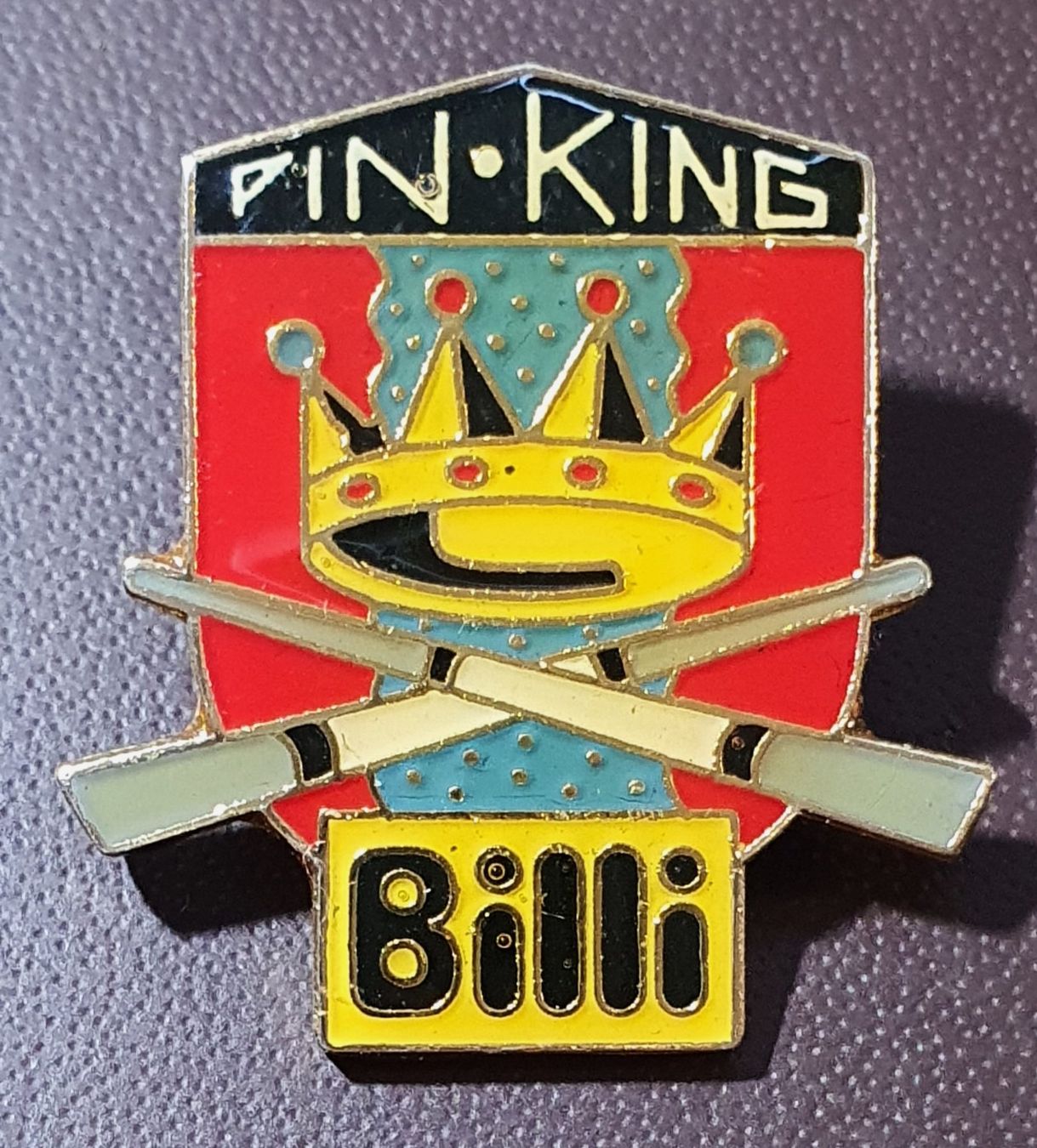 Placchette & Badge: S544 - Pin King Billi – Usato da Reinach BL venduto da Boston-Verkauf