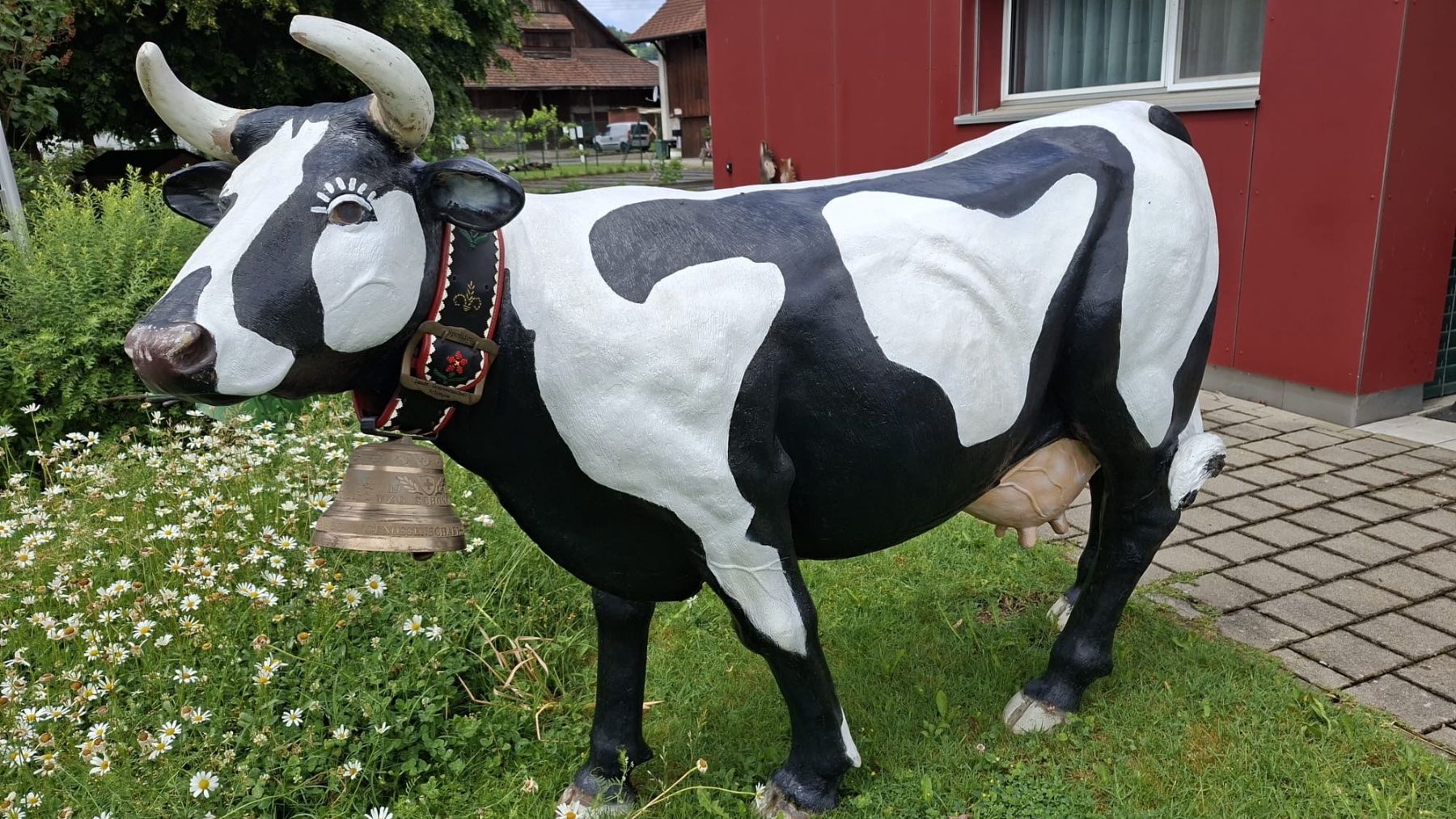 Statuette: Grosse Kunststoff Kuh – Usato da Boswil venduto da trix-niederer