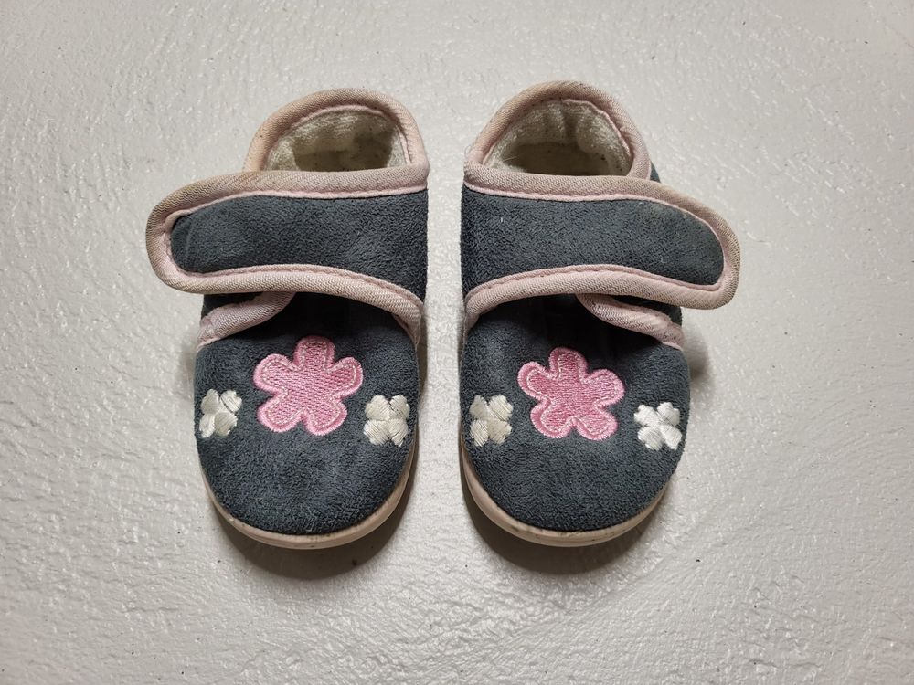 Chaussures filles: Graublaue Hausschuhe Grösse 21 - ***TOP-ANGEBOT*** – D'occasion à Hefenhofen par Ramon85