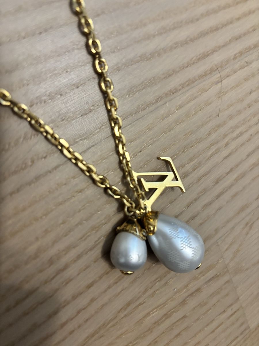 Louis Vuitton Catenine: Charmant collier doré Louis Vuitton avec perles nacrées – Usato da Saxon venduto da Hatlia_Shop 3