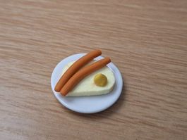 Puppenhaus Wienerli mit Brot und Senf