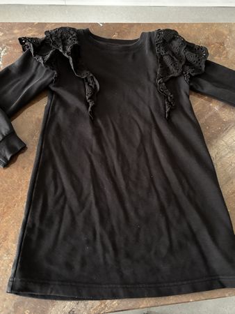 H&M Mädchen Kleid Sweatshirt Gr. 122/128 Schwarz Spitzen