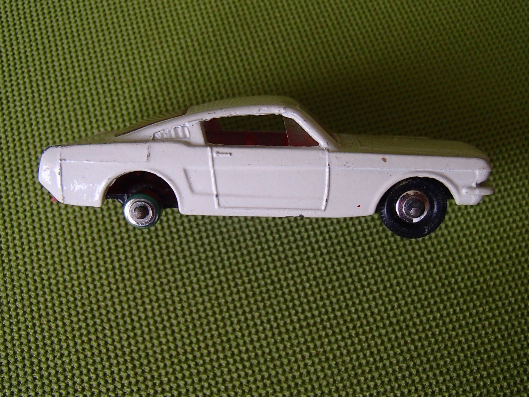 Matchbox Modellini d'auto: weisser Matchbox Ford Mustang – Usato da Schöfflisdorf venduto da pullux 1
