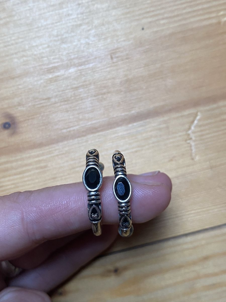 Ohrringe & -stecker: Silberfarbene Kreolen mit Details  – Gebraucht aus Rehetobel von Norea69