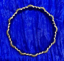 Goldfarbener Armreif mit Strass besetzt