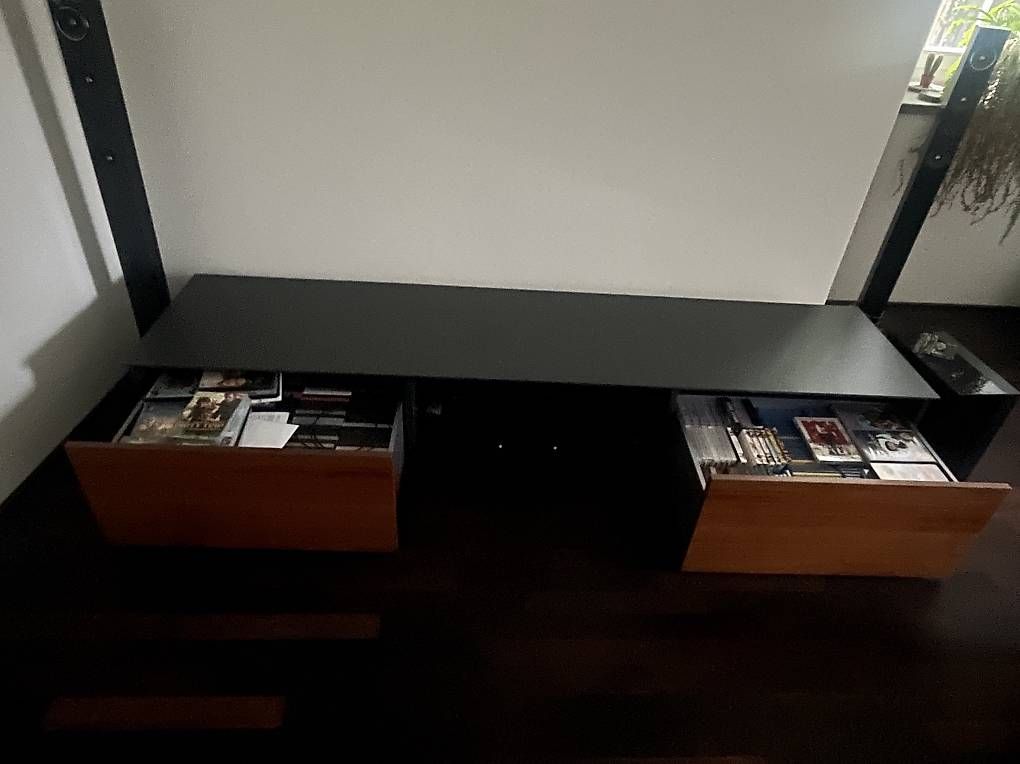 Mobili TV: Massivholt TV-Möbel  – Usato da Untereggen venduto da pad_dh8r