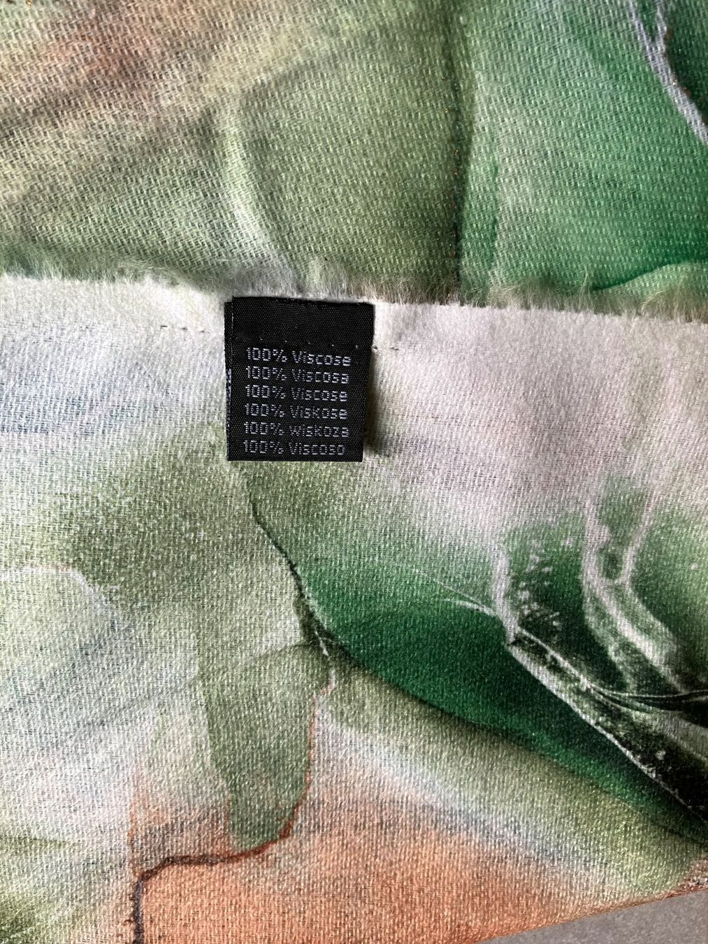 Foulard & Sciarpe: Grande écharpe dans différents tons de vert et roux orange – Nuovo (secondo la descrizione) da Cortaillod venduto da car_f6v6