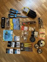 Viel Zubehör f. Fischerei: Wobbler, Haken, Schnur, Zange, Ha