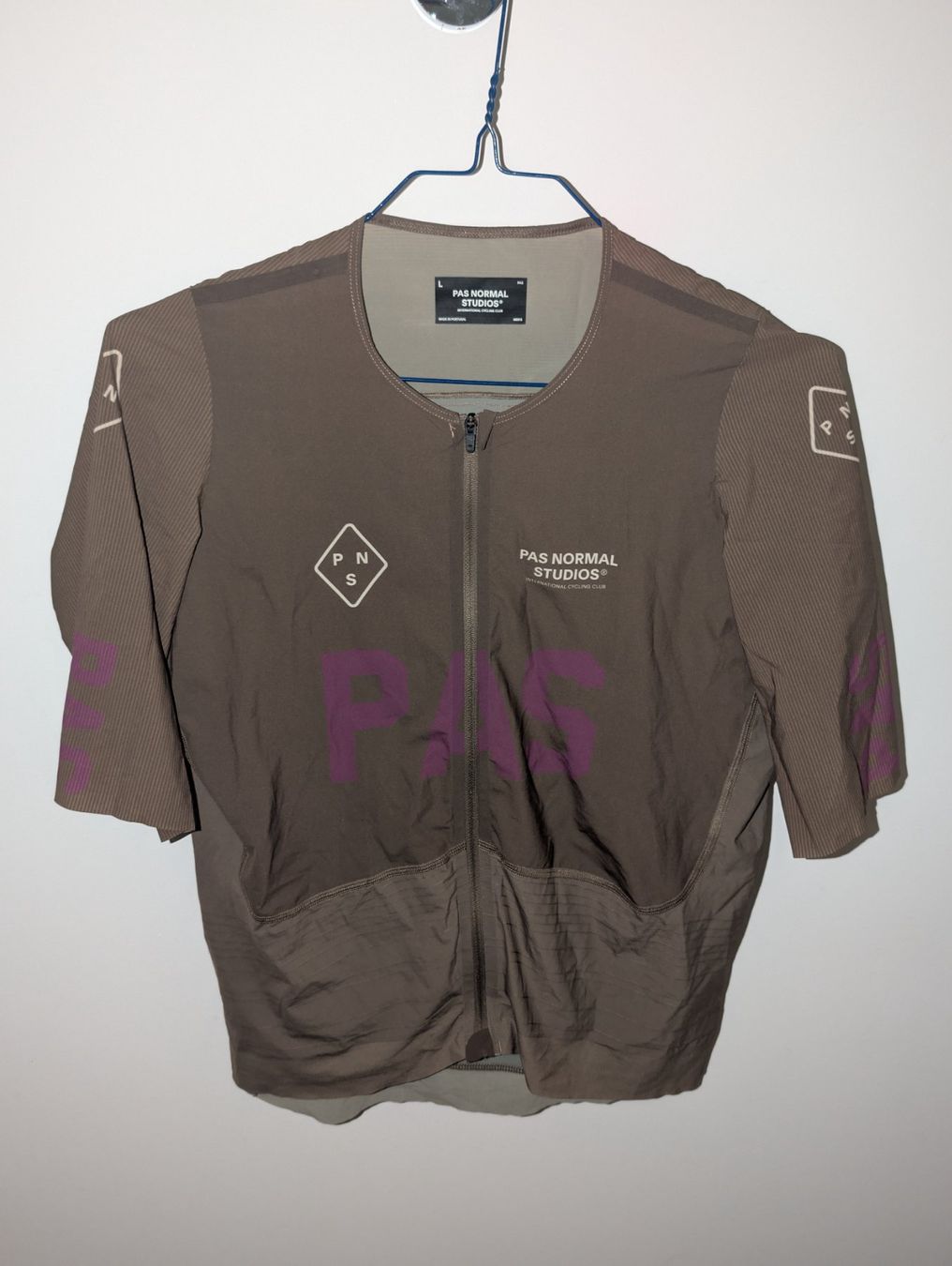 Pas Normal Studios Canottiere & Pantaloni: Velojersey Kurzarm Pas Normal Studios – Usato da Zürich venduto da patmeye