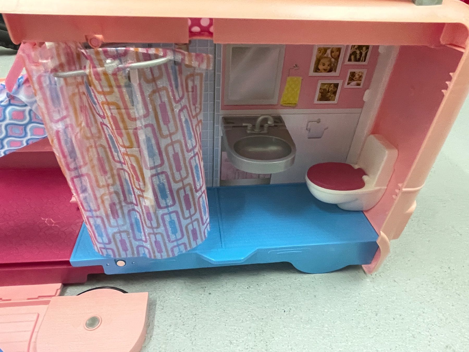 Spielzeuge: Barbiecamper mit Zubehör – Gebraucht aus Baar von Chrila3 3