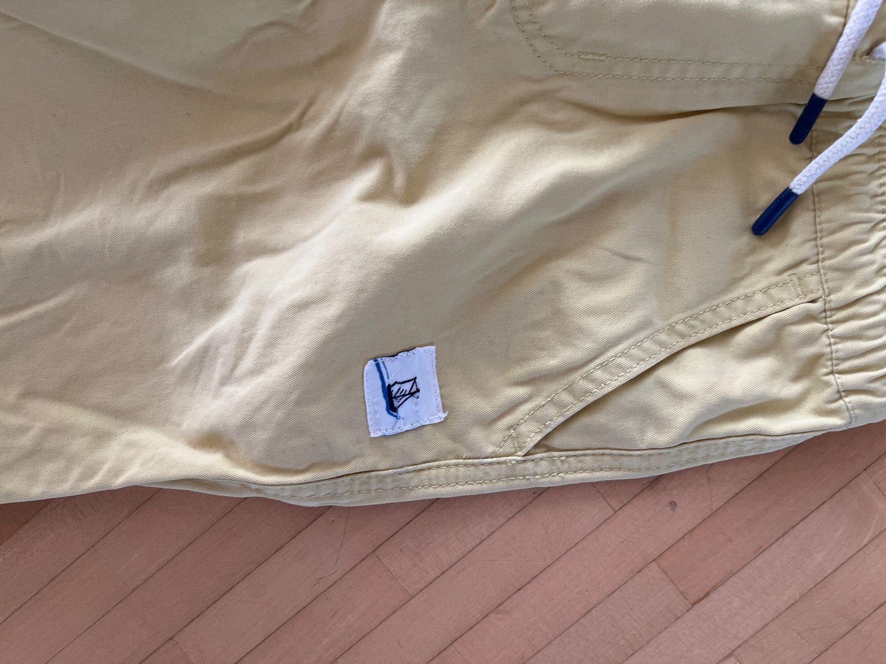 Pantaloni: Shorts hellgelb 128 – Usato da Horgen venduto da Hoppelhase11 1