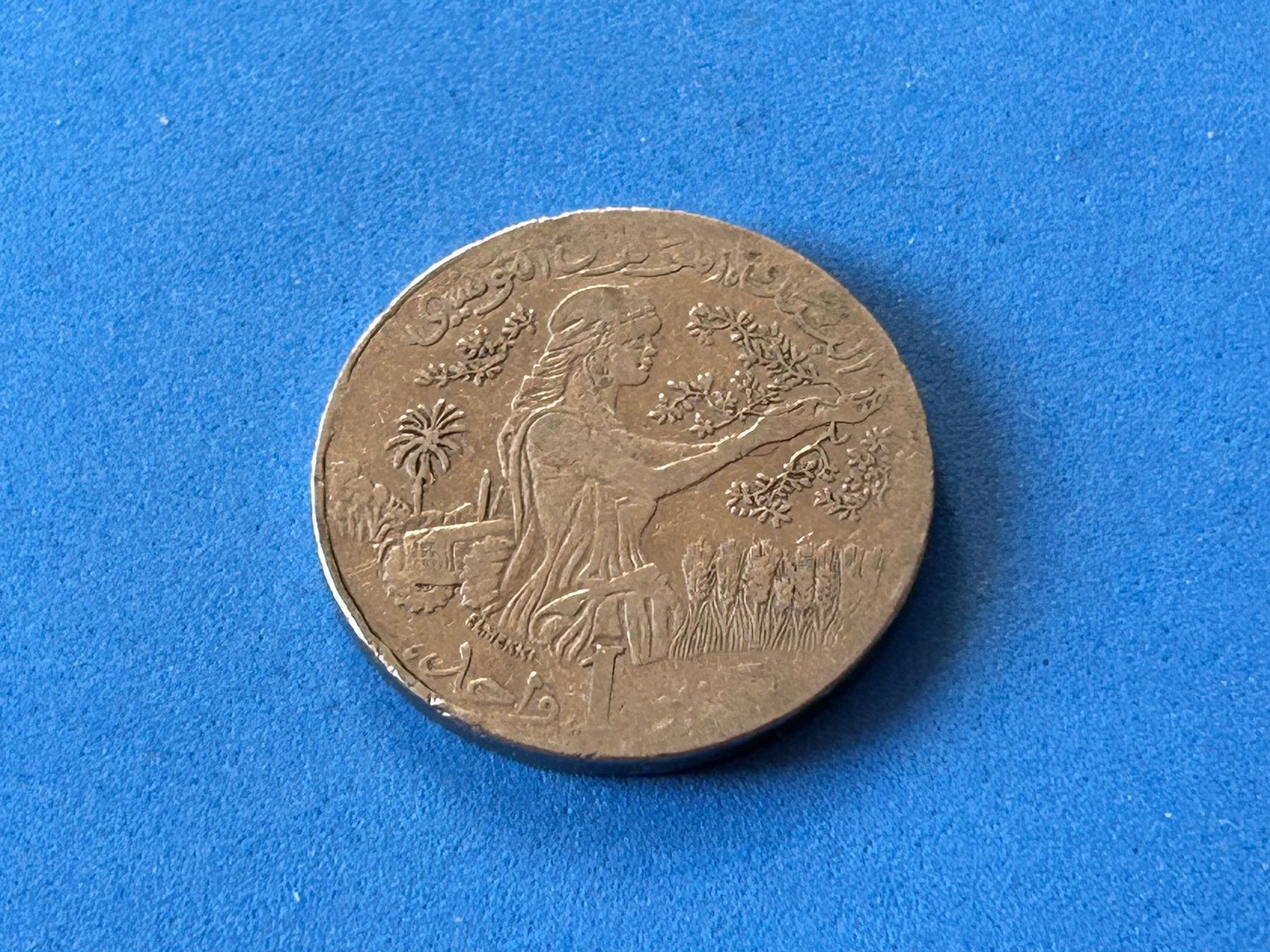 Alle Münzen: Tunisia - 1 Dinar - 2011 [Circulated] – Gebraucht aus Corcelles NE von AJKader 2