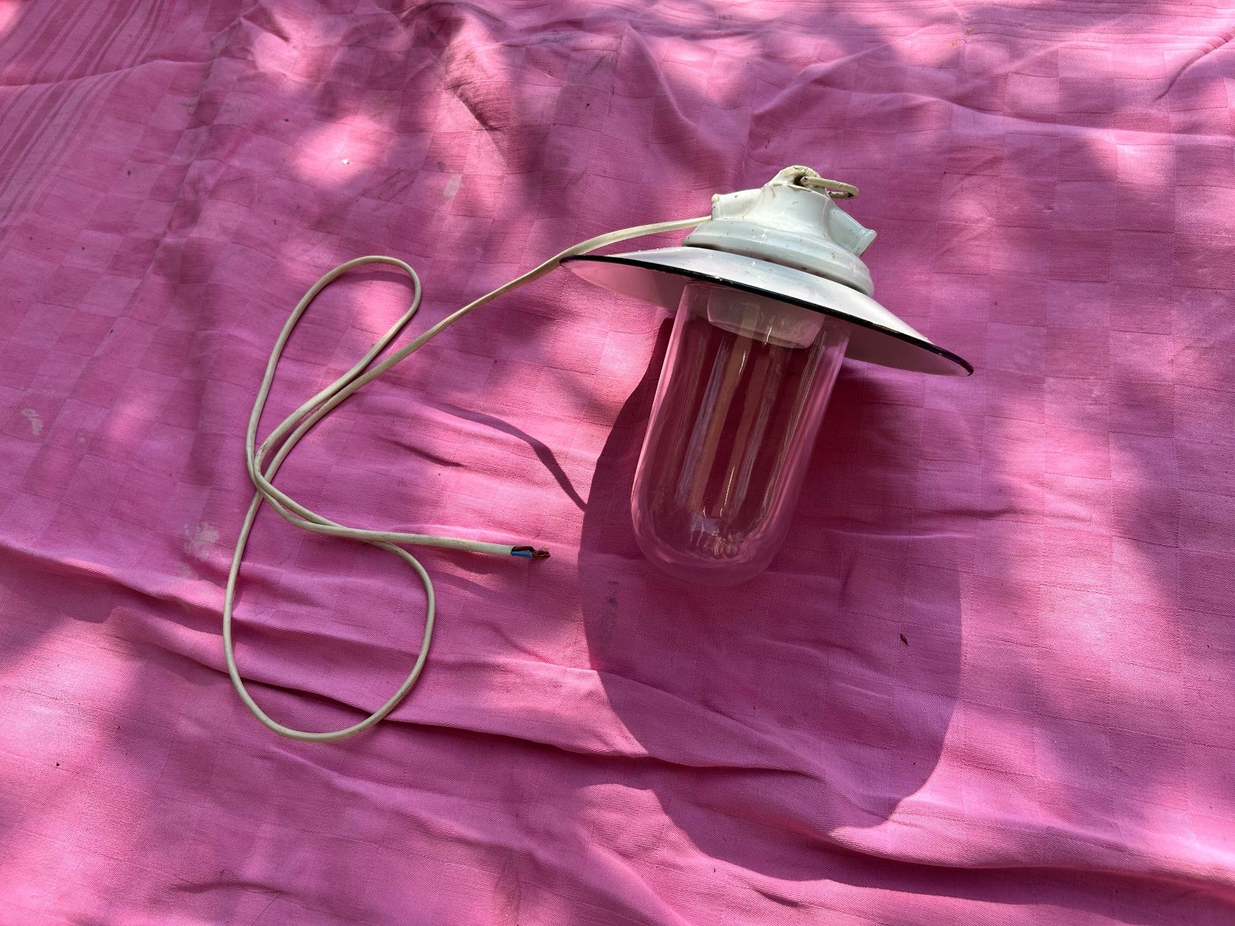 Lampen: Antike Hängelampe Glasgehäuse weiss emailliert – Gebraucht aus Bremgarten b. Bern von Thermes 5