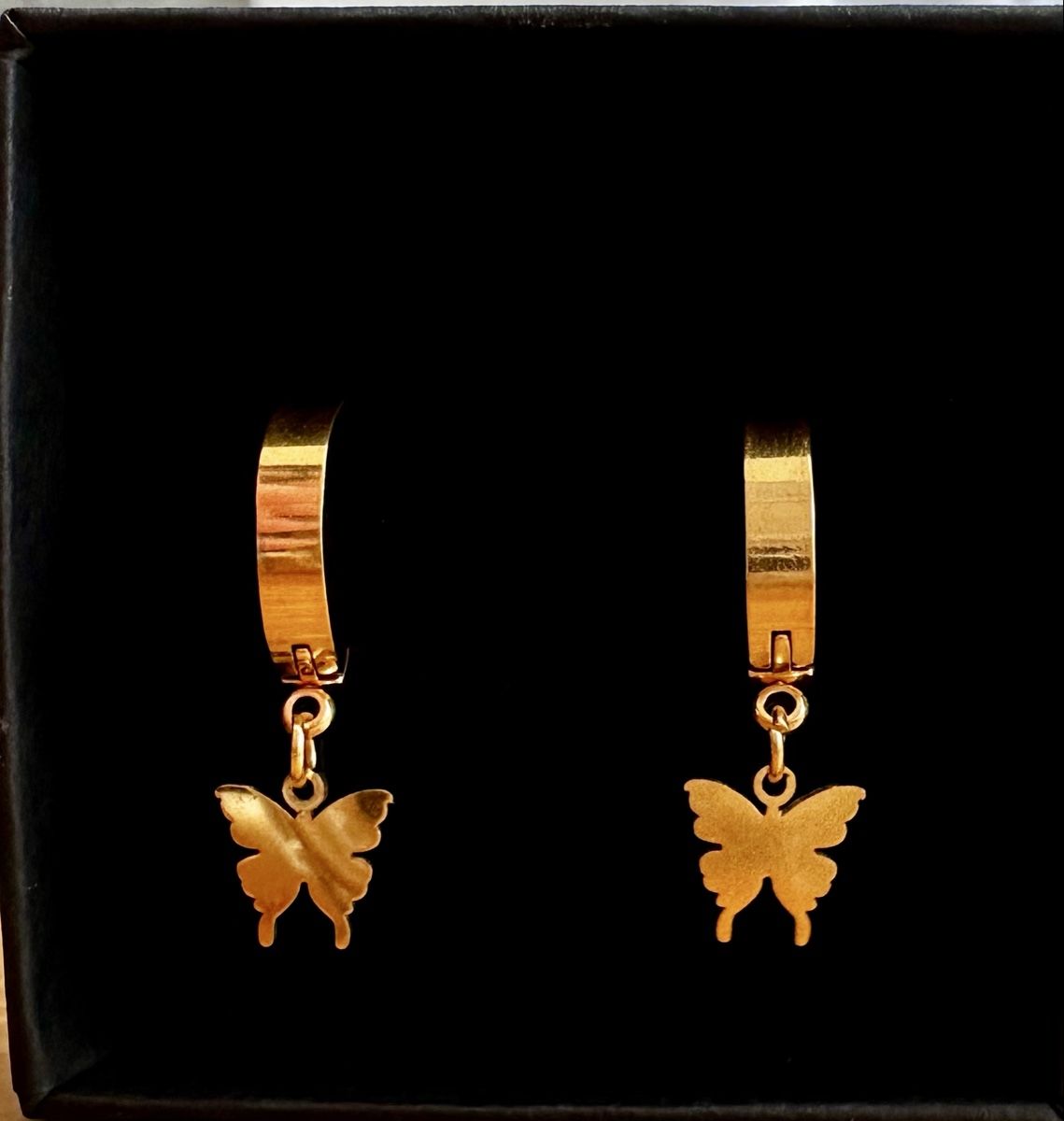 Orecchini pendenti & Orecchini a lobo: Neue goldfarbene Ohrringe mit Schmetterling – Nuovo e nell'imballaggio originale da Döttingen venduto da Orangeroad