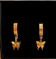 Neue goldfarbene Ohrringe mit Schmetterling